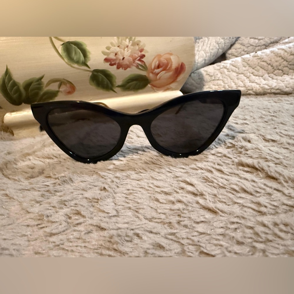 GUCCI Elegant Black Cat-Eye Sunglasses